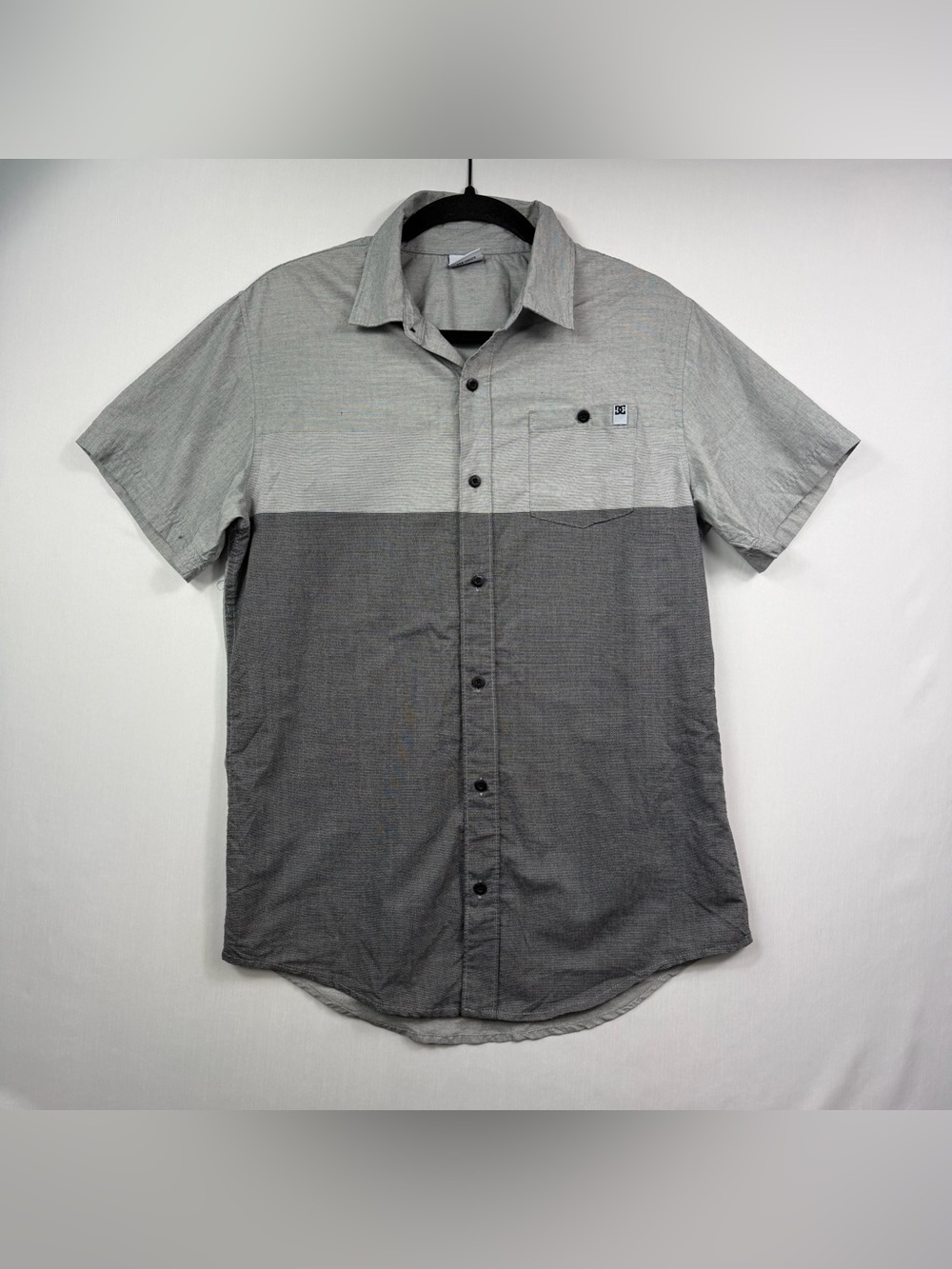 DC Shoes Short Sleeve Gray Colorblock Button Down Shirt Mens Size Medium Skater